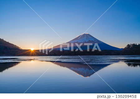 【山梨県】精進湖から望む富士山　日の出 130209458