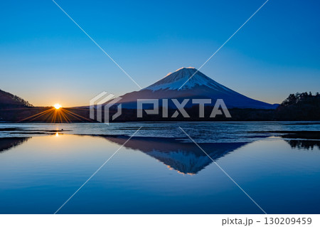 【山梨県】精進湖から望む富士山　日の出 130209459