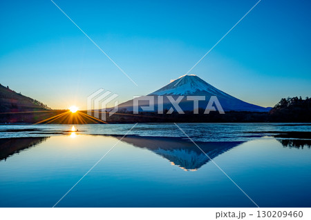 【山梨県】精進湖から望む富士山　日の出 130209460