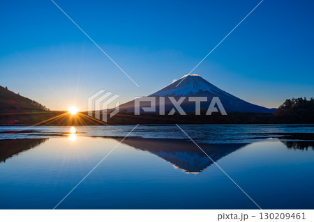 【山梨県】精進湖から望む富士山　日の出 130209461