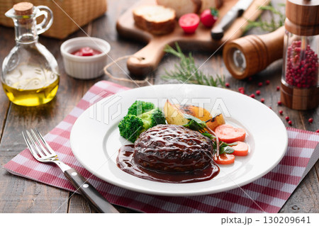 デミグラスソースのハンバーグステーキと彩り野菜　家庭的で温かみのある洋食シーン 130209641