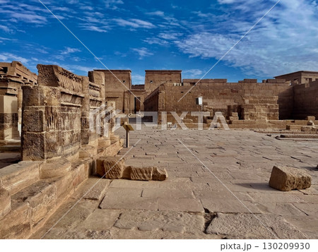 快晴の青空をバックに丘の上に立つ石造りの歴史的な建物 130209930
