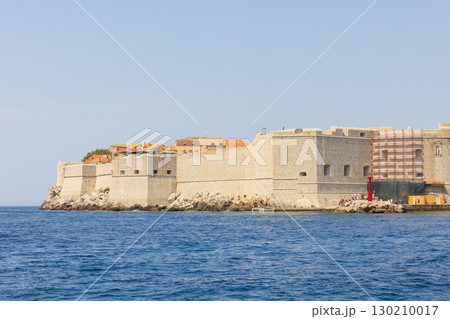 船上から見たヨーロッパ、クロアチアのドゥブロヴニクの旧市街の景色 船上から見たヨーロッパ、クロアチアのドゥブロヴニクの旧市街の景色 130210017