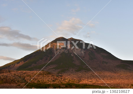 夕日に染まる羅臼岳 130210027