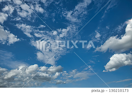 夏の青空と白い雲 130210173
