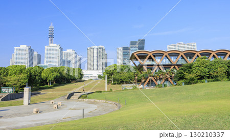 臨港パークから見たみなとみらい 130210337