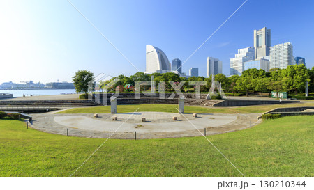 臨港パークから見たみなとみらい 130210344