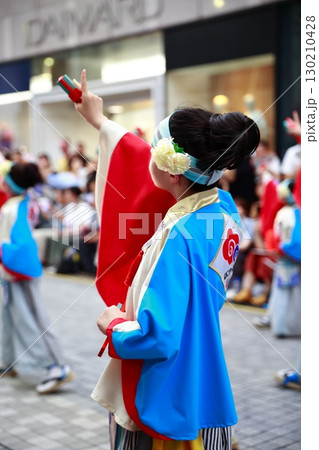帯屋町で踊るよさこい祭り 130210428