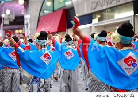 帯屋町で踊るよさこい祭り 130210432