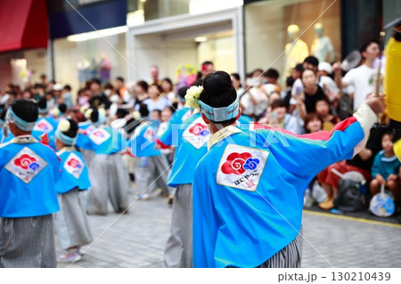 帯屋町で踊るよさこい祭り 130210439