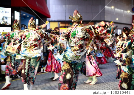 帯屋町で踊るよさこい祭り 130210442