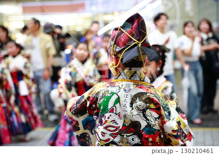 帯屋町で踊るよさこい祭り 130210461