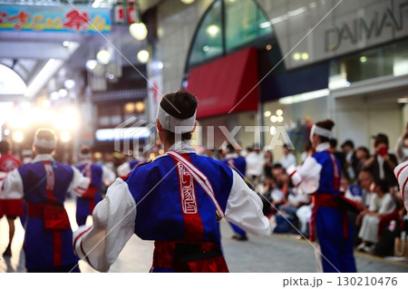 帯屋町で踊るよさこい祭り 130210476