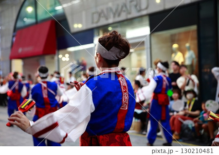 帯屋町で踊るよさこい祭り 130210481