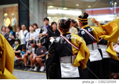 帯屋町で踊るよさこい祭り 130210504
