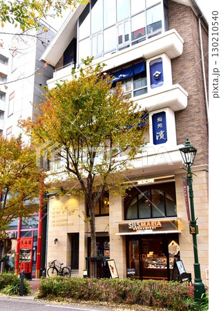 横浜市 馬車道の街並みと生チョコ店 横浜市 馬車道の街並みと生チョコ店 130210540