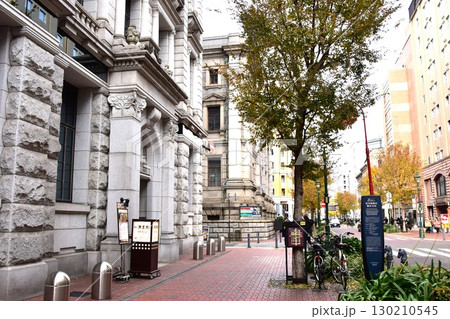 横浜市　旧川崎銀行横浜支店（損保ジャパン横浜馬車道ビル）と馬車道の街並み 130210545