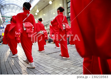 帯屋町で踊るよさこい祭り 130210563