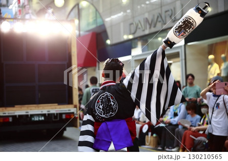 帯屋町で踊るよさこい祭り 130210565
