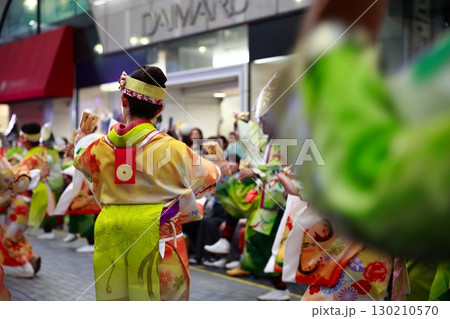 帯屋町で踊るよさこい祭り 130210570