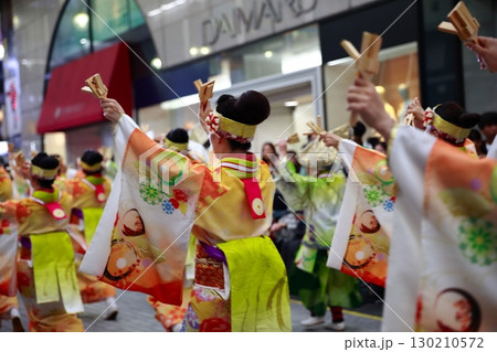 帯屋町で踊るよさこい祭り 130210572