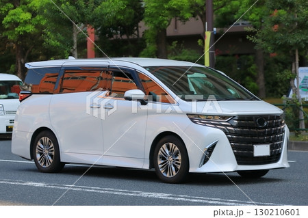 走行中のミニバン 130210601