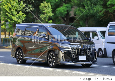 走行中のミニバン 走行中のミニバン 130210603