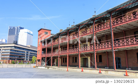 赤レンガ倉庫と青空と白い雲 赤レンガ倉庫と青空と白い雲 130210615