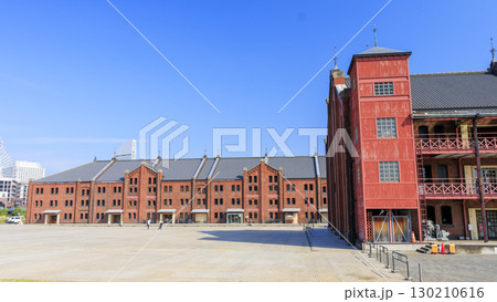 赤レンガ倉庫と青空と白い雲 赤レンガ倉庫と青空と白い雲 130210616