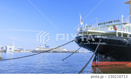 大さん橋に停泊するダイヤモンドプリンセス 130210713