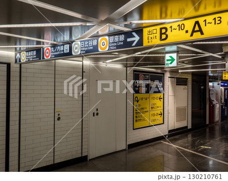 都心の地下連絡通路に設置された地下鉄の案内表示 都心の地下連絡通路に設置された地下鉄の案内表示 130210761