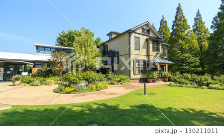 イタリア山庭園の洋館の夏 イタリア山庭園の洋館の夏 130211011