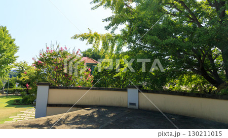 イタリア山庭園の洋館の夏 130211015