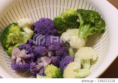 茹でたブロッコリーと白と紫のカリフラワー 茹でたブロッコリーと白と紫のカリフラワー 130211118
