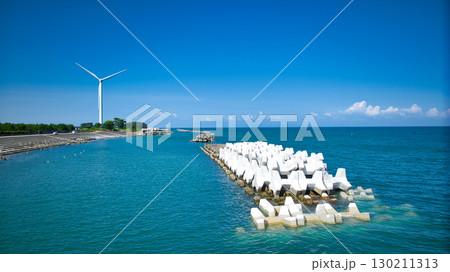 8月の終わり富山県下新川海岸の洋上風力発電風車や黒部川扇状地の様子 130211313