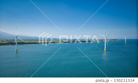 8月の終わり富山県下新川海岸の洋上風力発電風車や黒部川扇状地の様子 130211314
