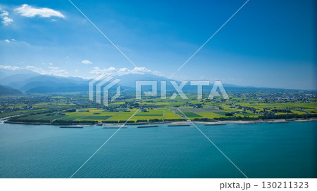 8月の終わり富山県下新川海岸の洋上風力発電風車や黒部川扇状地の様子 8月の終わり富山県下新川海岸の洋上風力発電風車や黒部川扇状地の様子 130211323