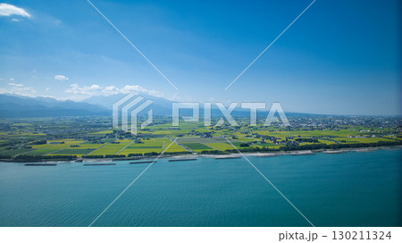 8月の終わり富山県下新川海岸の洋上風力発電風車や黒部川扇状地の様子 130211324