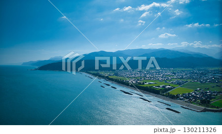 8月の終わり富山県下新川海岸の洋上風力発電風車や黒部川扇状地の様子 8月の終わり富山県下新川海岸の洋上風力発電風車や黒部川扇状地の様子 130211326