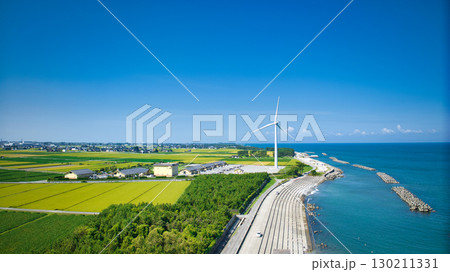 8月の終わり富山県下新川海岸の洋上風力発電風車や黒部川扇状地の様子 130211331