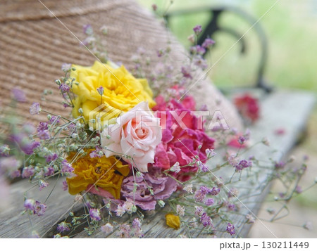 ベンチに帽子と薔薇 ベンチに帽子と薔薇 130211449