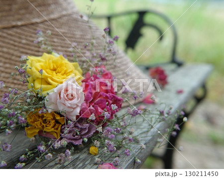 ベンチに帽子と薔薇 130211450
