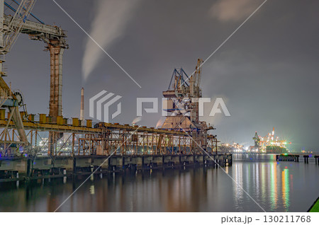 名古屋港潮見埠頭のアンローダー 130211768