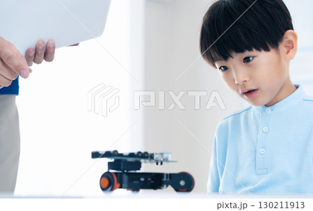 プログラミングスクールで学ぶ男の子 130211913