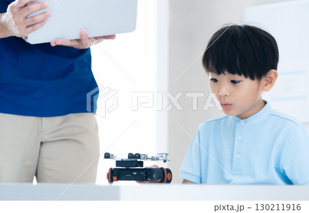 プログラミングスクールで学ぶ男の子 130211916