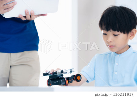 プログラミングスクールで学ぶ男の子 プログラミングスクールで学ぶ男の子 130211917