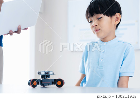 プログラミングスクールで学ぶ男の子 130211918