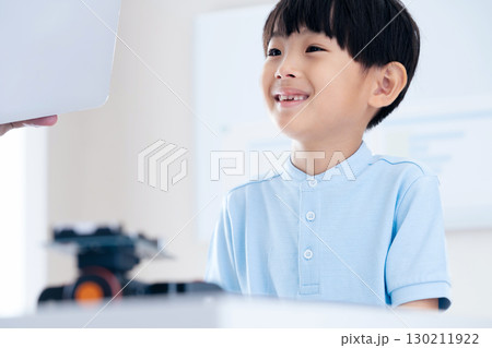 プログラミングスクールで学ぶ男の子 プログラミングスクールで学ぶ男の子 130211922