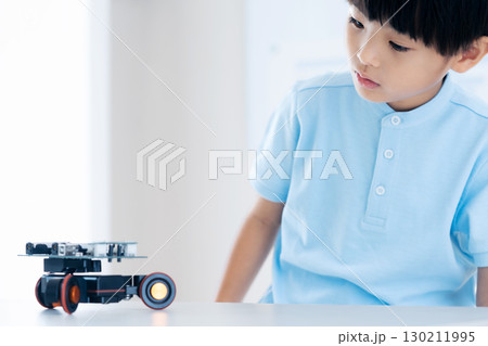 ロボットと遊ぶ男の子 130211995