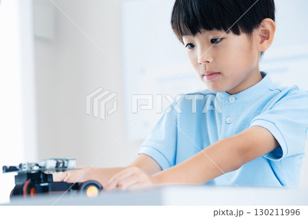 ロボットと遊ぶ男の子 130211996